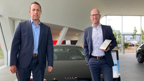 Gebietsleiter Sales Oliver Seebach (links) und Neuwagenverkäufer Matthias Eckert